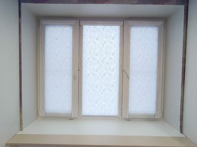 Рулонные шторы Роллайт с белой тканью с узором и без на окна